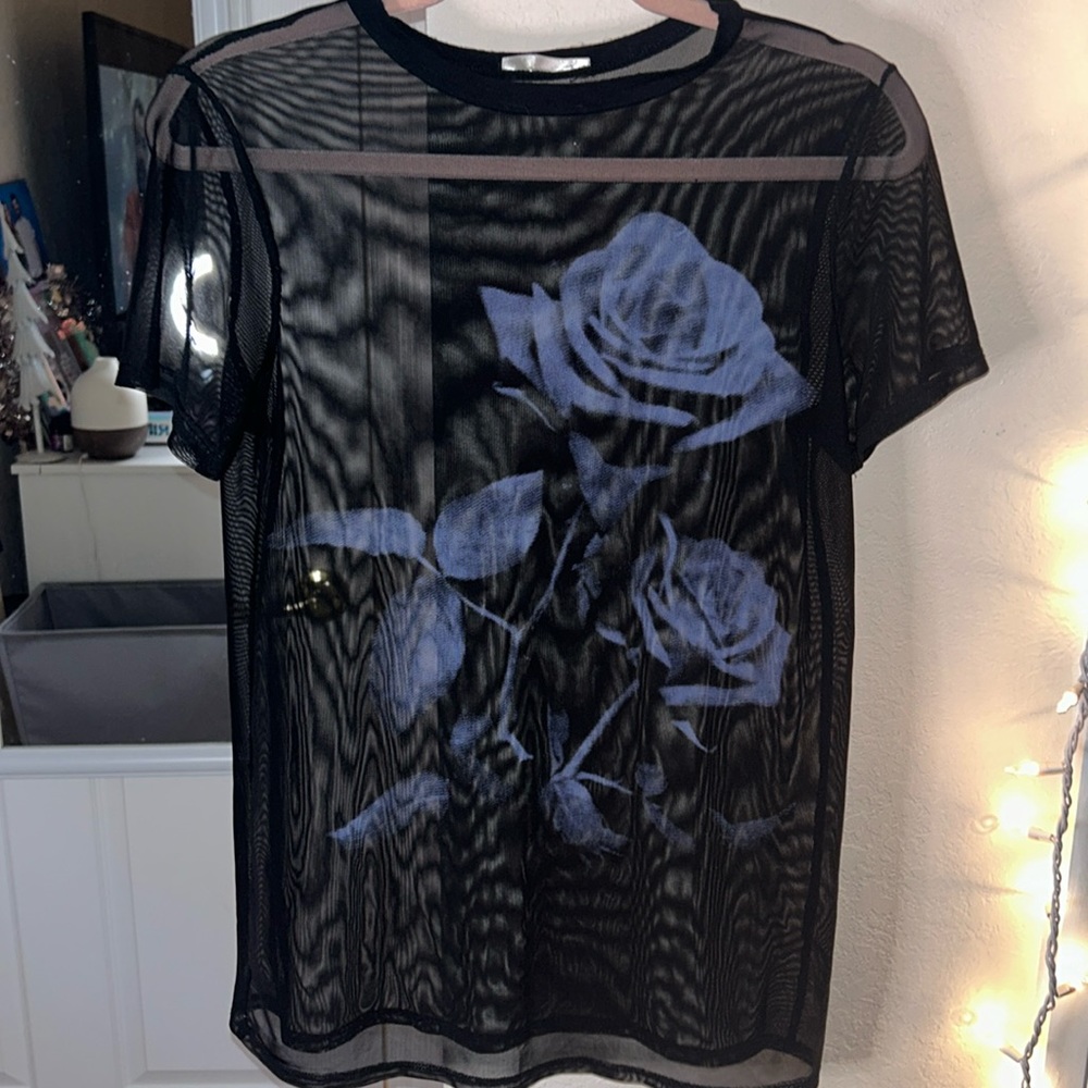 MESH SHORT-SLEEVE TOP Black with floral design. Large, Atticute.